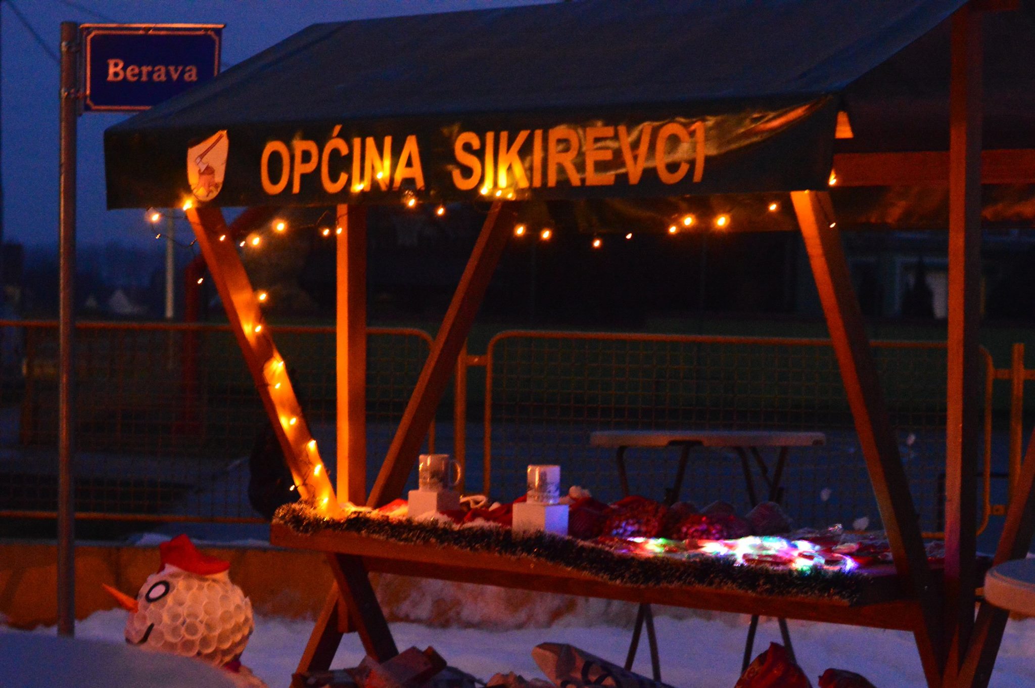 Prodajni štand sa natpisom 'Općina Sikirevci'